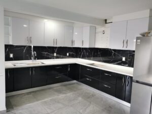 carpinteria-cocina-intergral-ejemplos-trabajo-negro-blanco-madera-contratista