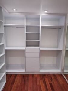 carpinteria-muebles-closet-blanco-ejemplo-trabajo-madera-contratista