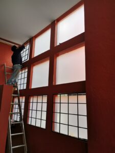 contratista-obra-colocacion-herreria-ventanas-escalera-trabajador