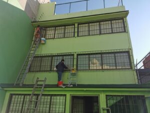 pintura-exterior-fachada-verde-escalera-trabajadores-pintando-casa-servicio-contratista