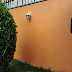 pintura-exterior-pared-naranja-servicio-contratista